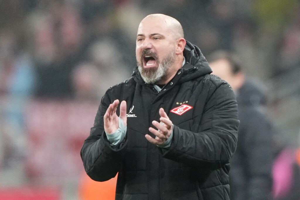 Dejan Stanković posle poraza njegovog Spartaka u Kupu, pesnicom polomio zaštitnu plastiku na klupi!