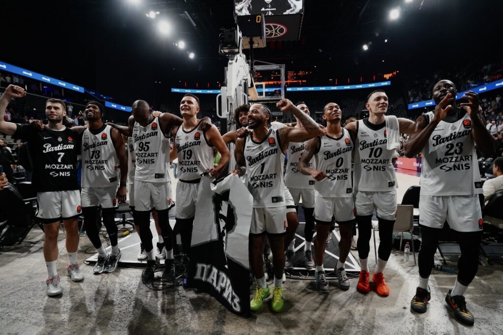 Različita raspoloženja: Navijači Crvene zvezde prognoziraju dno tabele, dok Partizanovi žele Penjaroji titulu KK Partizan